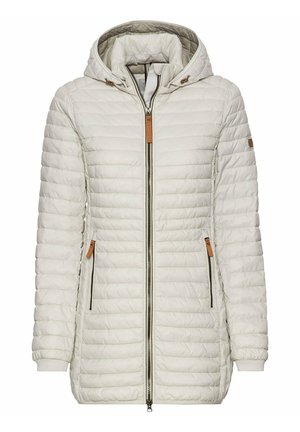 Polstret hvid jakke med hætte, der har horisontal quiltning, en tovejs frontlynlås og læderdetaljer på lommerne og hætten.