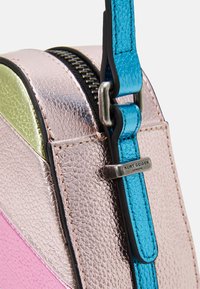 Metalisk lyserød og grøn lædertaske med blå rem. Har lynlås og sølvfarvet hardware-detalje. Tekstureret overflade med geometrisk design.