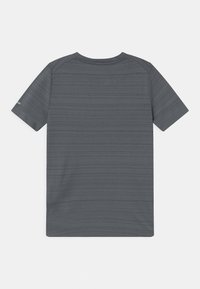 Grå kort�ærmet t-shirt med et vandret stribemønster. Lavet af et glat, struktureret stof. Har en rund halsudskæring og ingen synlige logoer.