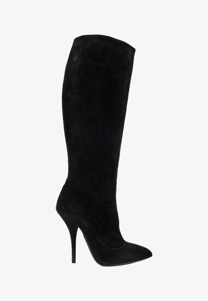 Botte femme noire en daim montant jusqu'au genou avec bout pointu et talon stilettos fin.