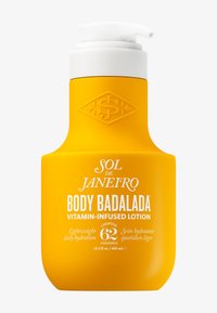Gelbe Pumpflasche mit weißem Deckel. Verfügt über ein erhabenes Logo und Text. Enthält 13,5 fl oz (400 mL) vitaminangereicherte Körperlotion.