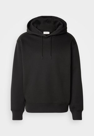 Svart hoodie med dragsko i huvan, ribbade cuffs och nederkant. Tillverkad av mjukt tyg med en slät yta och utan synliga mönster.
