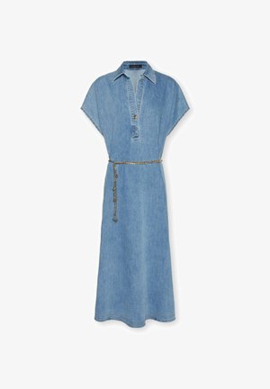 Jeanskleid mit kurzen Ärmeln, Kragen, durchgehender Knopfleiste und einem goldenen Kettengürtel. Ausgestattet mit lockerer Passform und knieumspielendem Saum. Hellblaue Farbe.