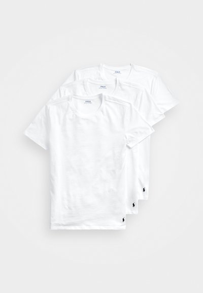 Kolm valget puuvillast T-särki, millel on ümmargune kaelus, lühikesed varrukad ja väikene must tikand logoga hemil.