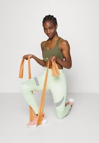 adidas Performance LOGO - Sutiã desportivo de suporte médio - focus olive/pulse lime