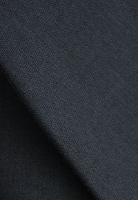 Czarna tkanina o teksturze z drobnym wzorem tkania, charakteryzująca się miękką, gładką powierzchnią i lekkim połyskiem. Bogaty, ciemny kolor zwiększa głębię.