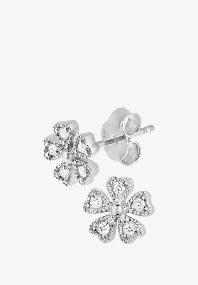 Strieborné náušnice v tvare kvetu s okvetnými lístkami v tvare srdca, ozdobené malými čírymi drahokamami, s lešteným zázemím a motýlikovým uzáverom.