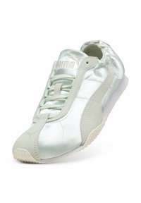 Ανοιχτοπράσινο σατέν αθλητικό παπούτσι Puma με μαλακή σόλα, ελαστική φτέρνα, δέσιμο με κορδόνια μπροστά και λογότυπο Puma στη γλώσσα και στη μύτη.