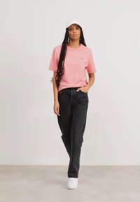 Lacoste T-Shirt basic - tourmaline