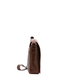 Borsa a messaggero in pelle marrone con design piatto, tracolla regolabile e cuciture in contrasto. Presenta una cerniera superiore e dettagli laterali.