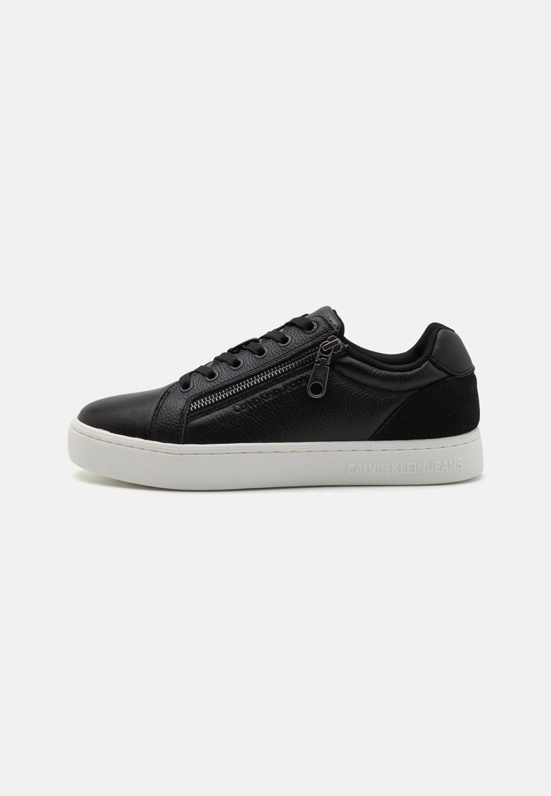Baskets basses noires avec semelle blanche, fermeture éclair latérale, fermeture à lacets et "Calvin Klein Jeans" embossé sur la semelle et le panneau latéral.