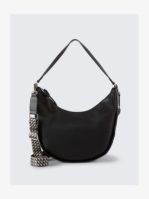 Sac hobo en cuir noir avec une silhouette courbée, doté d'une sangle ajustable à motif et d'une fermeture éclair. Texture lisse avec des accents minimaux.