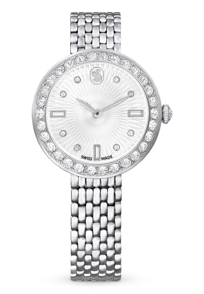 Silberne Uhr mit rundem Ziffernblatt, strukturiertem weißen Zifferblatt, Diamantakzenten und einem verlinkten Metallarmband. Am unteren Rand ist die Marke "Swiss Made" zu sehen.