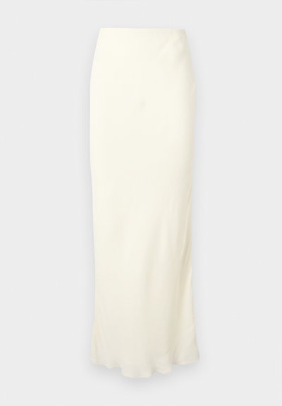 Longue jupe maxi droite, de couleur blanc cassé, avec une texture lisse et un ourlet légèrement évasé, sur un fond clair uni.