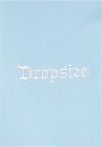 Tricou din bumbac de culoare albastru deschis, prezentând textul brodat alb "Dropsize" într-un font decorativ, centrat pe față. Textură netedă.