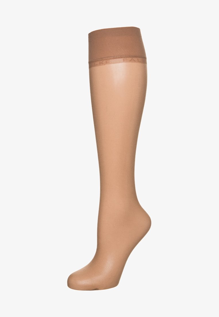 Meias até ao joelho, nuas e transparentes, com uma faixa texturizada castanha na parte superior e um acabamento suave, feitas de material macio e elástico.