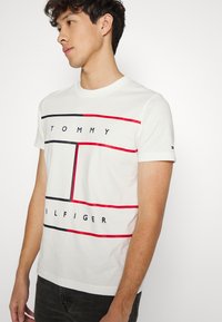 Tommy Hilfiger LARGE FLAG TEE - T-shirt estampada - ecru