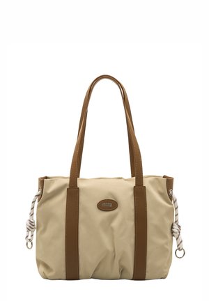 Sac fourre-tout en tissu beige avec des accents en cuir marron, deux anses et un détail décoratif en corde sur les côtés. Patch ovale avec logo à l'avant.
