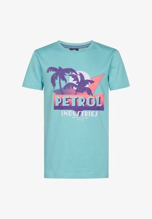 Lyseblå bomulds T-shirt med et grafisk design, der indeholder palmer, geometriske figurer og teksten "PETROL INDUSTRIES" i stærke farver.