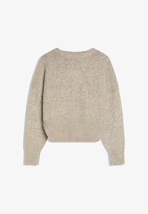 Beżowy sweter dziergany na drutach z długimi rękawami, prążkowanym dołem, dekoltem i mankietami, pokazany na płasko na białym tle.