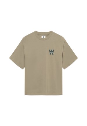 Beige t-shirt med korte ærmer med mørkegrønt overlappende W- og A-logo på venstre bryst og et matchende logo på nakkemærket.