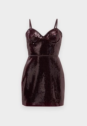 Kort ærmeløs bordeaux mini-kjole med tynde stropper og en hel-nytteret glitrende overflade, der har en tætsiddende, struktureret buste og talje detalje.