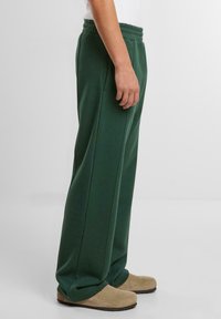 PROHIBITED CAMDEN - Pantalones deportivos - green