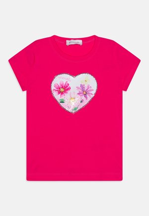 Jasnoróżowy bawełniany t-shirt z białym sercem w kształcie serca, ozdobionym haftowanymi, wielokolorowymi kwiatami i cekinami w centrum.