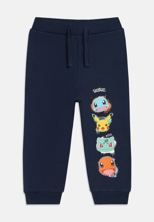 Temno modre hlače za malčke z nastavljivim pasom, okrašene z barvitimi obrazi Pokémonov: Squirtle, Pikachu, Bulbasaur in Charmander na desni hlačnici.