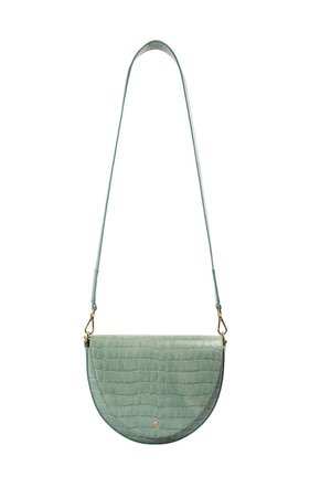 Geantă crossbody în formă de semilună, verde mentă, cu textură de crocodil, încuietori aurii și curea de umăr reglabilă.