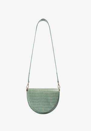 Sac bandoulière demi-lune vert menthe avec texture crocodile, fermoirs dorés et bandoulière réglable.