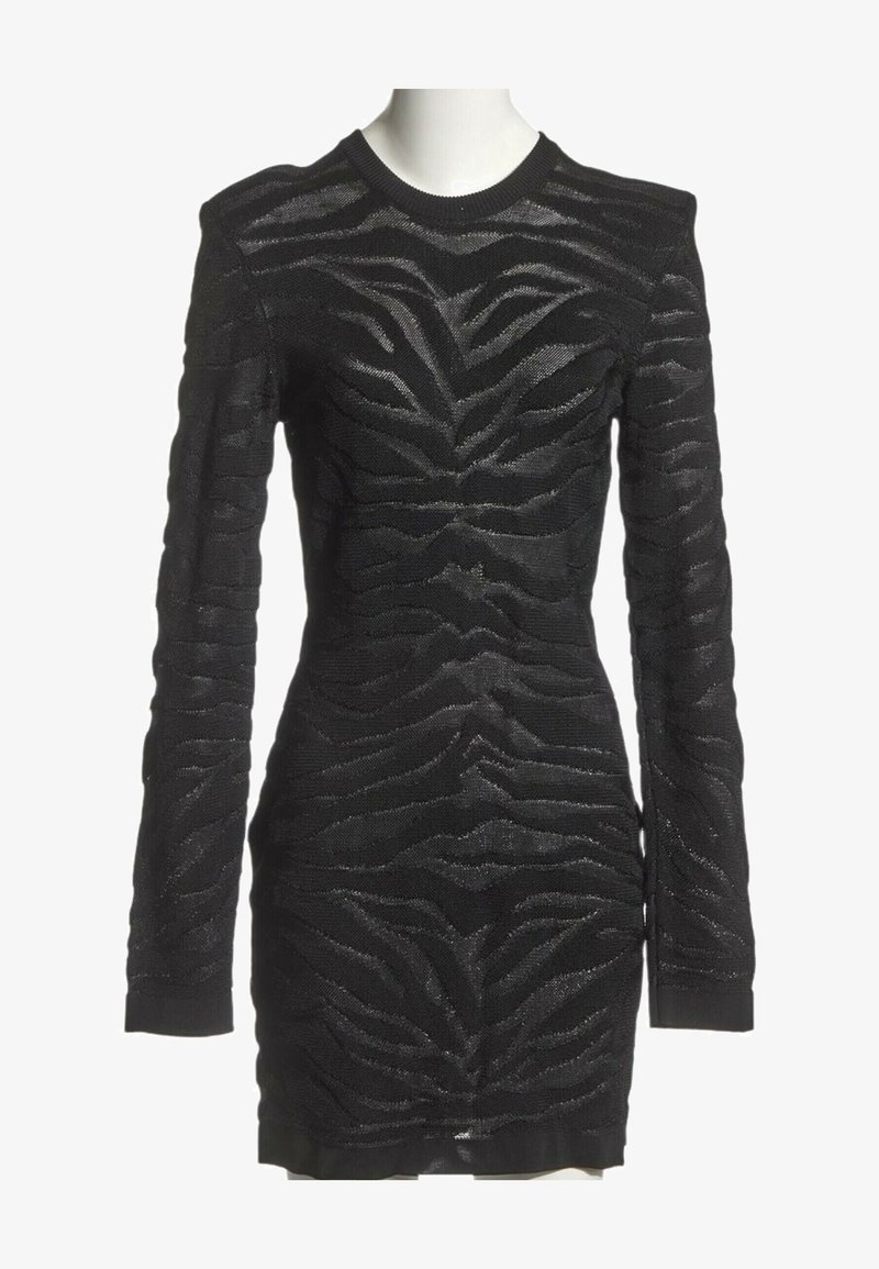 Robe noire près du corps à manches longues avec motif rayures zèbre texturé, col rond et épaules légèrement rembourrées sur un mannequin blanc.