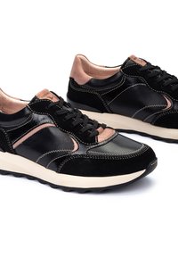 Zapatillas de cuero y ante negro con acentos rosas, punta redondeada, mediasuela blanca y costuras en contraste. Cuenta con cordones planos y un cuello acolchado.