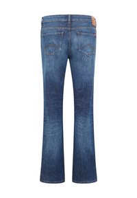 Tummansiniset liehupolviset farkut haalistuneella viimeistelyllä, joissa on kaksi takataskua, ommellut yksityiskohdat ja ruskea nahkainen merkki vyötäröllä.