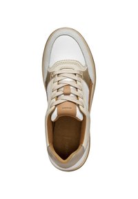 Sneaker con tomaia bianca, accenti marroni e dettagli beige; presenta lacci e un interno imbottito, vista dall'alto.