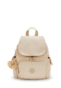 Zaino in tessuto beige con chiusura a patta, tasca anteriore e tasche laterali. Presenta un grazioso charm in peluche e un badge con il logo sul fronte.