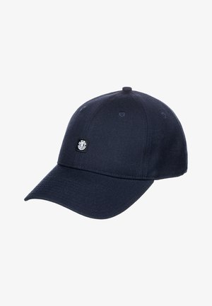 Marineblaue Kappe aus strukturiertem Stoff mit einem gebogenen Schirm und einem kleinen schwarzen Logopatch auf der Vorderseite. Sechs Belüftungsösen sichtbar.