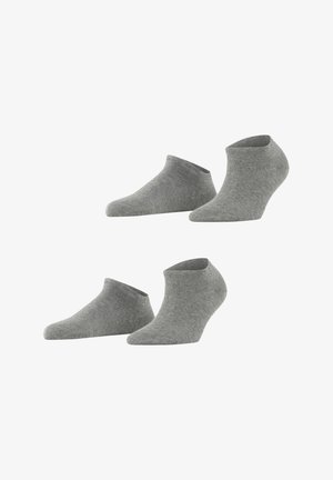 Dwie pary gładkich szarych skarpetek ankle, wyeksponowane na białym tle, ustawione osobno.