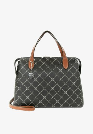 Czarna torebka w wzory z brązowymi skórzanymi uchwytami i odpinanym paskiem na ramię, wyposażona w srebrny zamek błyskawiczny i okrągły, markowy zawieszkę.