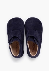 Chaussures enfant en daim bleu marine avec un bout arrondi et une bride à scratch pour un enfilage facile. Doublure intérieure douce et semelle flexible.