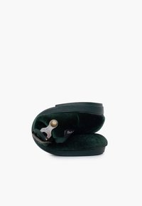 Zielony aksamitny portfel o zakrzywionym kształcie, wyposażony w metalowe zapięcie i kontrastujące czarne wnętrze. Kompaktowy design zapewniający łatwą przenośność.