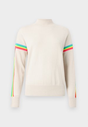Pull couleur crème avec un col montant et des accents rayés multicolores en bleu, rose, vert et jaune le long des manches.