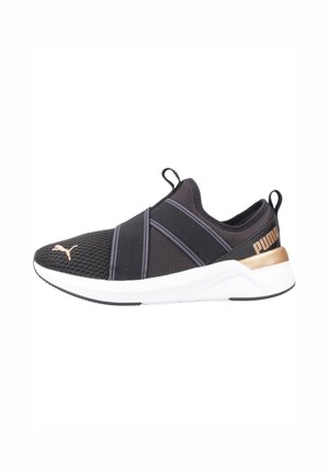 Baskets noires de sport à enfiler avec dessus en maille, sangles élastiques, semelle blanche et accent doré au talon. Semelle extérieure en caoutchouc anti-glissant.