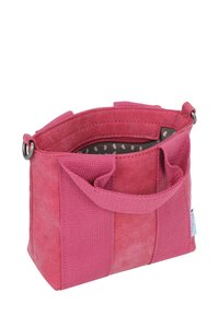 Roze stoffen handtas met een gestructureerd oppervlak, twee korte handvatten en een binnenzak met rits. Voorzien van een voering met stippen en contrasterende afwerking.