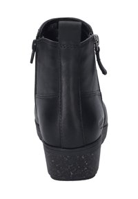 Zwarte leren enkelboot met een korte ritssluiting, textuurhiel en een versterkte achterkant. Voorzien van een solide rubberen zool voor stabiliteit.