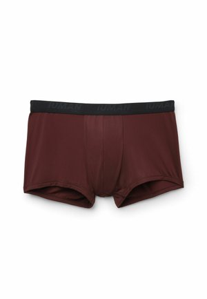 Bordowe męskie bokserki wykonane z gładkiego, elastycznego materiału, z czarnym elastycznym paskiem w talii z wytłoczonym logo oraz wykrojoną kieszonką.