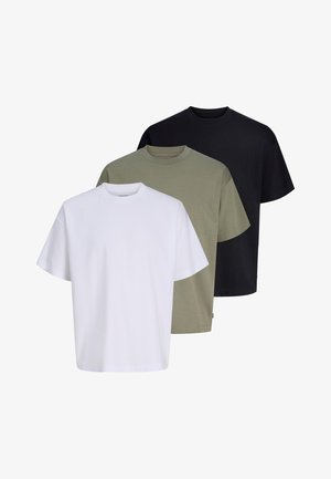 Tre magliette semplici a girocollo nei colori bianco, verde oliva e nero sovrapposte su uno sfondo bianco.