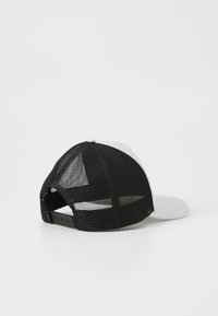 Svart mesh-cap med hvit frontpanel, med buet skjerm og justerbar plastknapp bak.