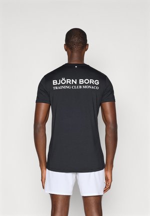 Čierne krátke rukávy športové tričko s výrazným bielym nápisom "BJÖRN BORG TRAINING CLUB MONACO" na zadnej strane, hladká látka a klasický kruhový golier.