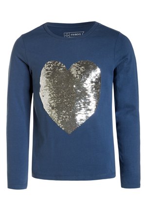 Chemise bleue à manches longues avec un grand cœur en sequins argentés brillants au centre devant.